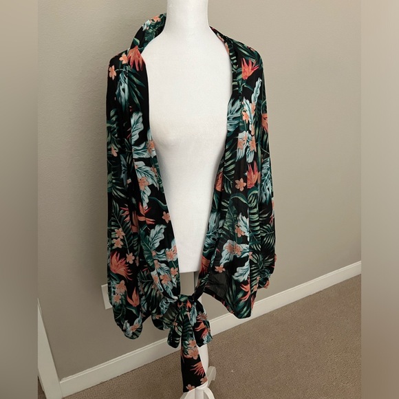 EUC Floral Wrap with Sleeves - Picture 1 of 4